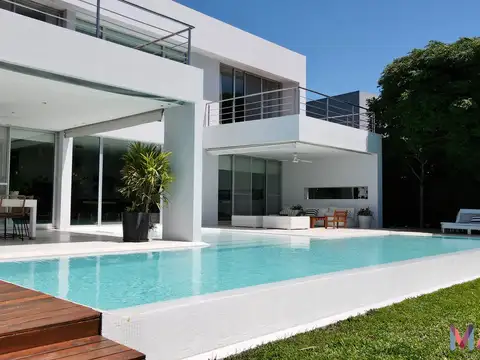 Casa 5 ambientes con 6 baños