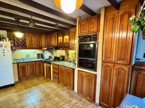 IMPECABLE CASA DE 6 AMB. C/3 BALCONES, FONDO CON PILETA, PARRILLA Y GARAGE. EXCELENTE ESTADO.