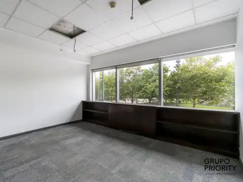 Oficina en Alquiler con 2 cocheras