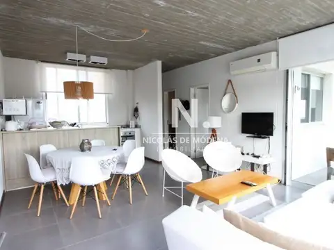 Apartamento en venta estilo casa con exclusivo parrillero en la azotea