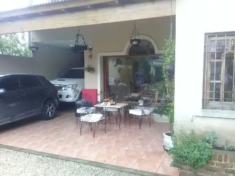 EXCELENTE CASA EN CITY BELL  LOTE DE 700 MTS 284 MTS CUB - PILETA Y QUINCHO -4 DORMITORIOS-SUITE