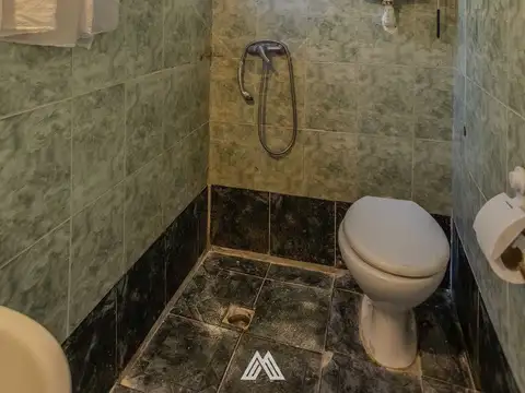 Casa 8 ambientes con 2 baños