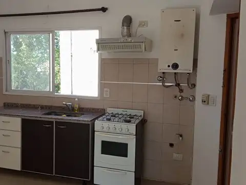 Departamento en alquiler de 2 ambientes. 2° piso contrafrente. Living/Comedor - Dormitorio. Balcón.