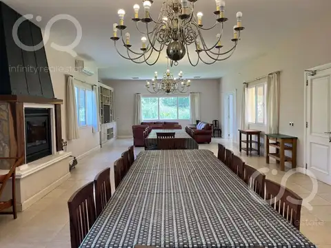 Casa en Alquiler con 2 cocheras