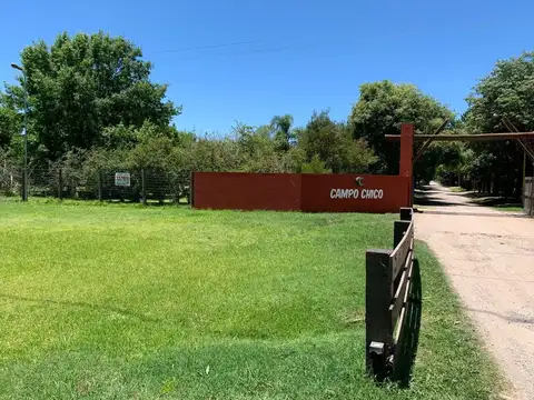 CASA EN LUGAR PRIVILEGEADO CON PILETA Y PARQUE.