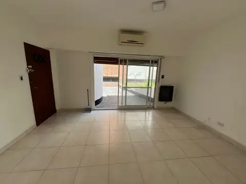 Depto. 2 ambientes en alquiler con patio