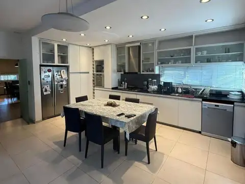 Casa en Venta con 4 cocheras