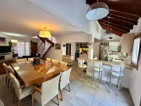 Casa en Venta con 2 cocheras