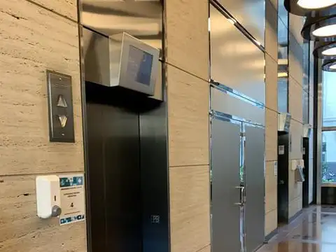 Oficina en Alquiler con 8 cocheras