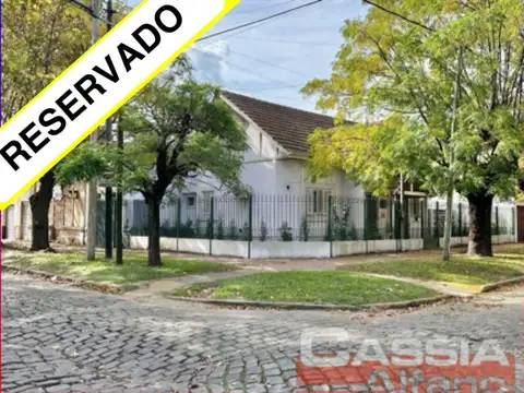 CHALET INGLES EN ESQUINA, LOTE 231m2, DOS DORMITORIOS, JARDIN, GARAGE, CTO.ENCERES, BAULERA 2 BAÑOS