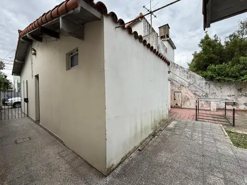 VENTA DE CASA 4 AMBIENTES EN LOTE PROPIO - OLIVOS