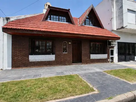 EXCELENTE CASA CHALET 4 AMB TERRAZA Y LAVADERO