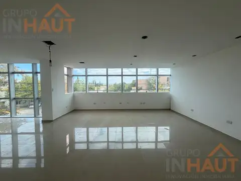 Oficina en Alquiler con 3 cocheras