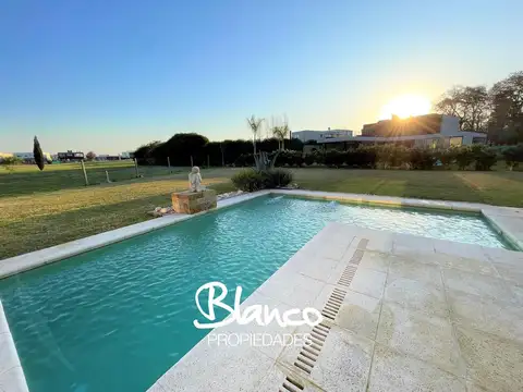 Casa 5 ambientes con 4 baños