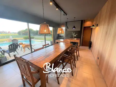 Casa en Venta con 2 cocheras