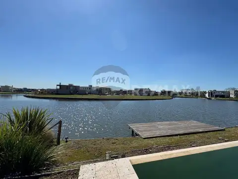 Casa en Alquiler con 1 cochera