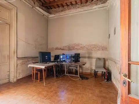 Departamento tipo casa en venta en Flores a Refaccionar