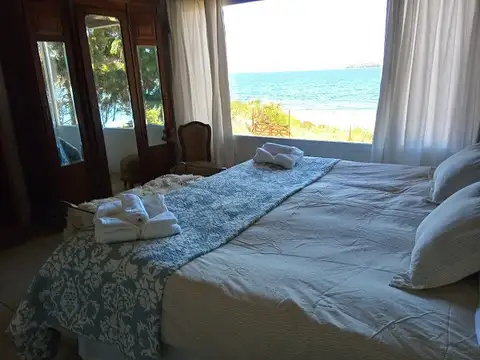 Excelente y amplia vivienda sobre la costa del Lago Nahuel Huapi