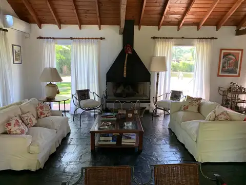 Casa 6 ambientes con 4 baños