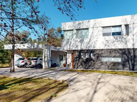 Casa en venta - 3 Dormitorios 3 Baños - Cochera - 1.673Mts2 - Club Miralagos
