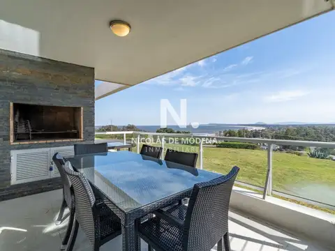Vende apartamento a metros del mar, de 2 dormitorios en Punta Ballena.