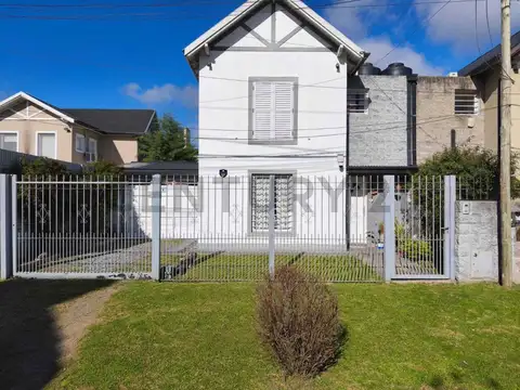Casa en venta de 3 dormitorios.  Calle 18 entre 485 y 486. Gonnet