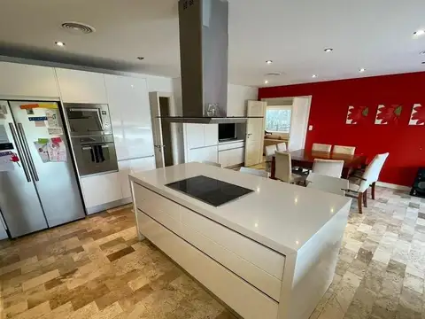 Casa en Venta con 2 cocheras