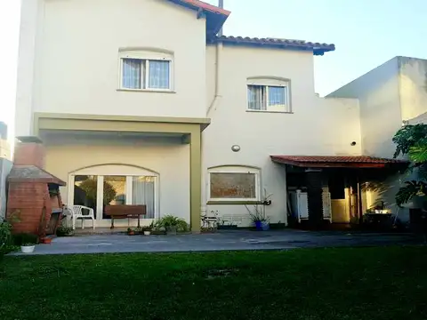 37 E/ 3 Y 4: CASA EN VENTA DE 4 DORMITORIOS Y GARAGE 2 AUTOS