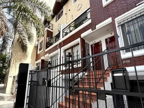 TRIPLEX EN COGHLAN CON PATIO, TERRAZA Y COCHERA CUBIERTA