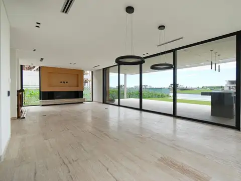 Casa en Venta con 4 cocheras