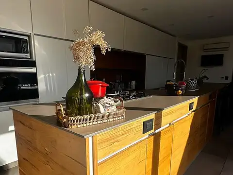 Casa en Venta con 6 cocheras