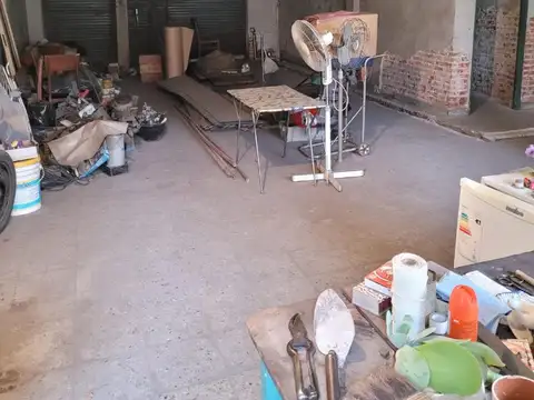 VENTA DE CASA DE 4 AMBIENTES CON LOCAL SOBRE IMPORTANTE AVENIDA  Nuevo valor!