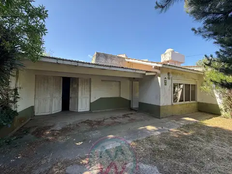 Casa en venta de 2 dormitorios c/ cochera en Zona Sur