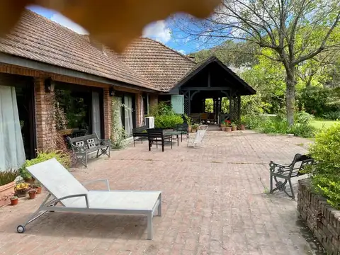 Muy linda casa (335 m2) de Estilo Inglés