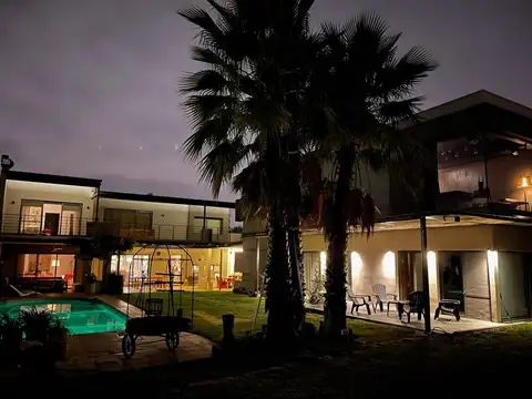 Casa en Venta con 2 cocheras