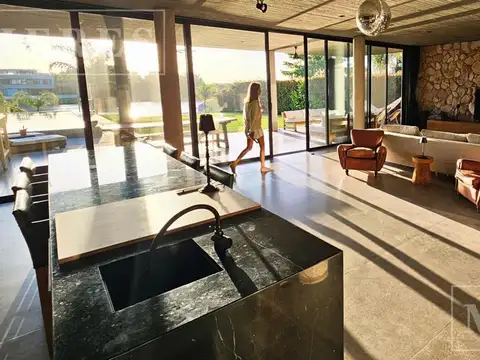 Casa en Alquiler con 2 cocheras