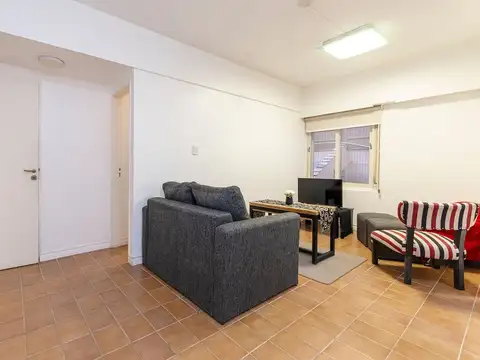 Av. Caseros 2400, Piso 1