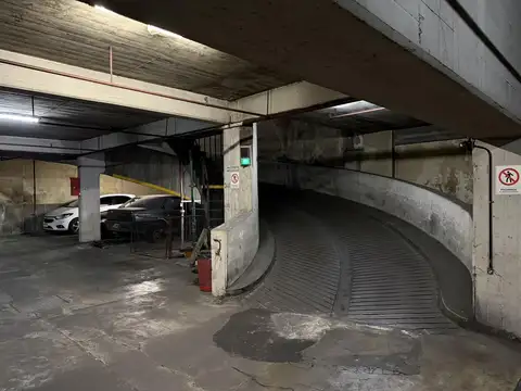 Cochera cubierta en Flores con bajas expensas