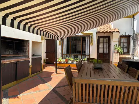 Casa 8 ambientes con 4 baños