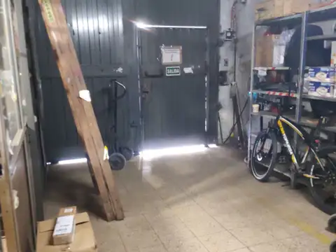 Muy buen depósito , en excelente zona netamente comercial