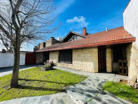 Casa en Gonzalez Chavez 2400 con parque y departamento independiente