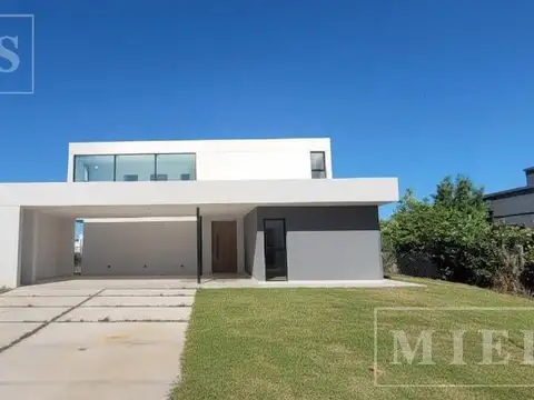 Casa en alquiler sobre lote a la laguna  en San Sebastián Área
