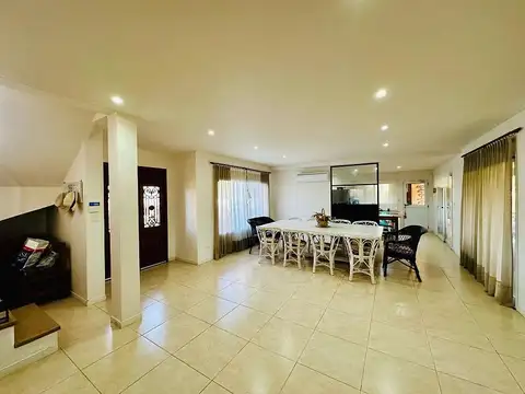 Casa de 5 ambientes con piscina y fondo al golf, en Fincas de San Vicente. Ruta 58.