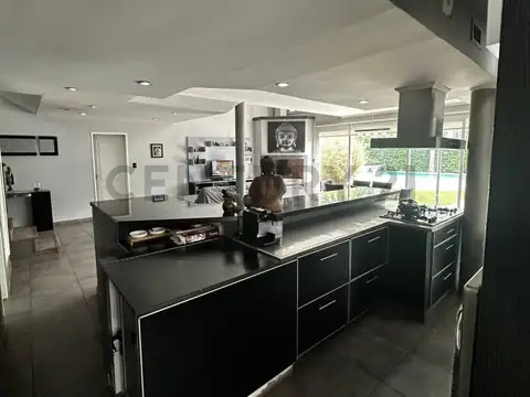Casa 6 AMBIENTES con QUINCHO, PARRILLA, PISCINA, JARDÍN, TERRAZA, COCHERAS Y BODEGA en Barrio SANTA