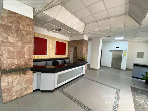 Oficina 5 ambientes con 13 baños