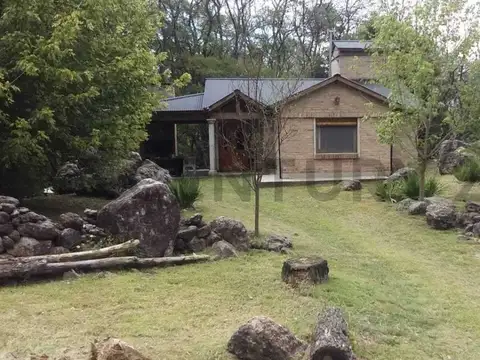 VENTA CASA EN VILLA YACANTO CON ARROYO QUE CRUZA EL LOTE - CALAMUCHITA