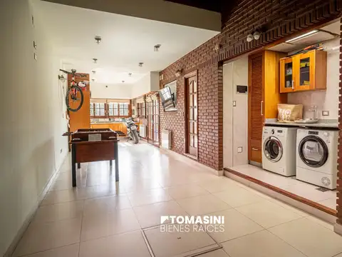 CHALET DE 4 AMBIENTES CON GARAGE, PARQUE Y PISCINA