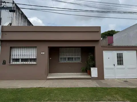 CASA DE 4 AMBIENTES, DOS DORMITORIOS
