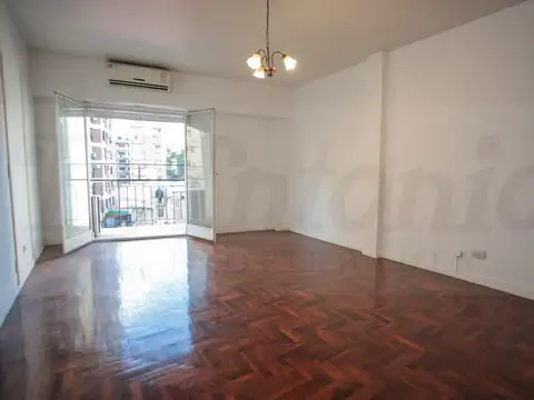 Departamento de 3 ambientes al frente con balcón.