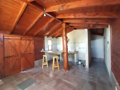 Se vende Hermosa cabaña de troncos en barrio Capilla Vieja